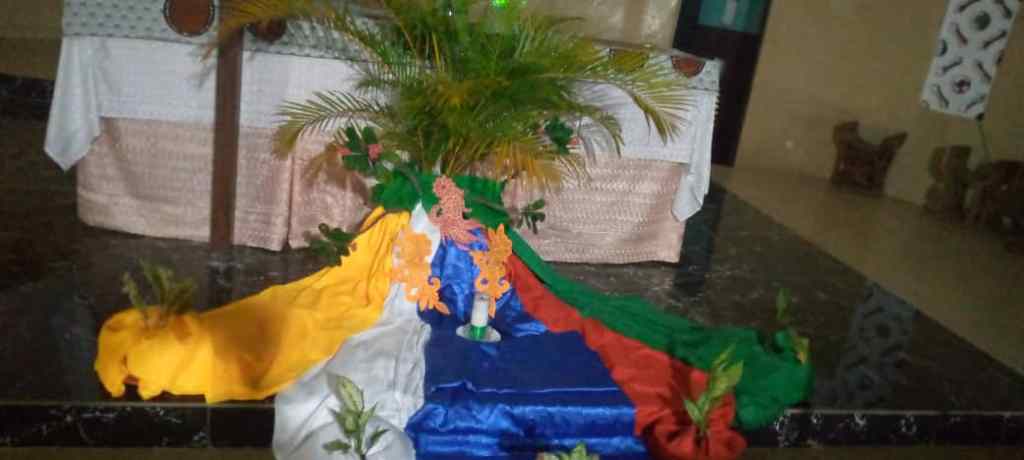 Confier les joies, peines et attentes de cette paroisse au Seigneur par l'adoration et les vêpres. Vous pouvez suivre le reste de notre séjour sur le site des OPM BENIN