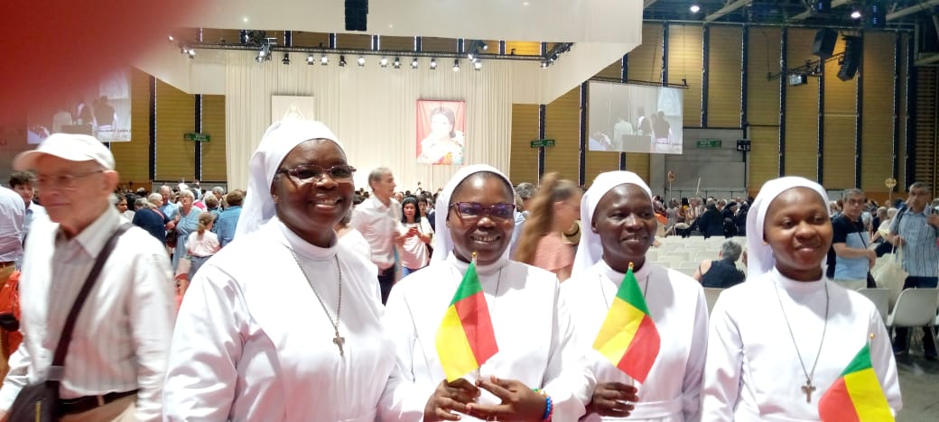 Pauline Jaricot béatifiée devant des milliers d&rsquo;Hommes venant de partout : le drapeau du Bénin était brandi