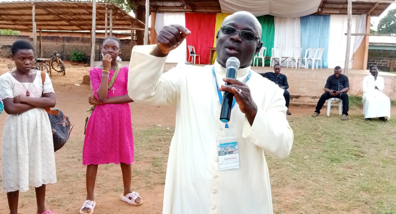COMMUNICATION 4 : La synodalité en soi missionnaire et la mission toujours synodale avec le Père Cosme Tayéwo ADJOMALE, Directeur National des OPM au Bénin