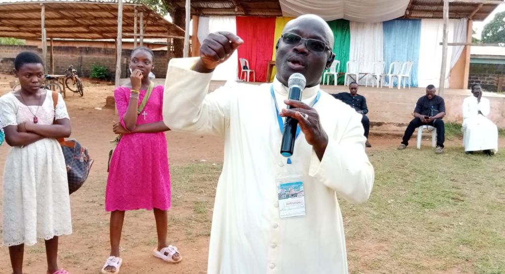 COMMUNICATION 4 : La synodalité en soi missionnaire et la mission toujours synodale avec le Père Cosme Tayéwo ADJOMALE, Directeur National des OPM au&nbsp;Bénin